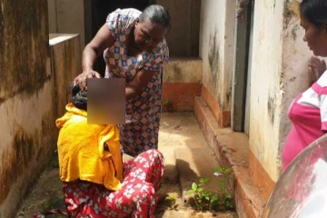 වලවේ ගඟේ කිඹුල් කටට පැන්න කාන්තාව කෙස්වැටියෙන් අල්ලා බේරා ගැනේ - (VIDEO)