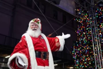 பக்கத்து வீட்டுக்காரரின் வேண்டுகோள்: கிறிஸ்துமஸ் தாத்தா வேடமணிந்து ரூ.44 லட்சம் சம்பாதித்த நபர்