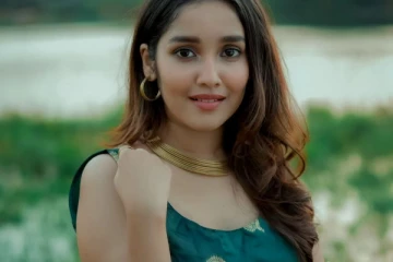 கடற்கரையில் ஷார்ட் உடையில் அனிகா! அவரா இப்படி?