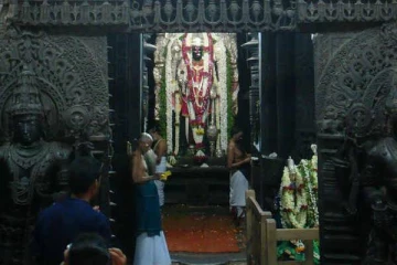 கோயில் கருவறை இருட்டாக இருப்பது ஏன்?