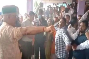 கோவிலுக்கு சென்ற முதல் அமைச்சரை அடித்து துவைத்த நபர்...வைரலாகும் வீடியோ!