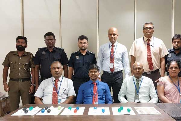 திரவ தங்கத்துடன் கட்டுநாயக்க விமான நிலையத்தில் ஐவர் அதிரடிக்கைது! | Liquid Gold Smuggling Srilanka Airport