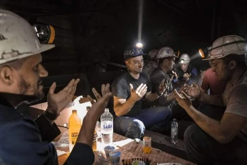 ஆழமான சுரங்கத்தில் நோன்பு துறந்த போஸ்னிய சுரங்கத் தொழிலாளர்கள்