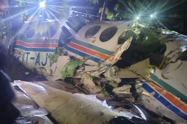 நோயாளியை ஏற்றிச் சென்ற ஏர் ஆம்புலன்ஸ் வானூர்தி விபத்து ; 7 பேர் உயிரிழந்திருக்கலாம் என அச்சம் | Air Ambulance Carrying Patient Crases 7 Feare Dead நோயாளியை ஏற்றிச் சென்ற ஏர் ஆம்புலன்ஸ் வானூர்தி விபத்து ; 7 பேர் உயிரிழந்திருக்கலாம் என அச்சம் | Air Ambulance Carrying Patient Crases 7 Feare Dead