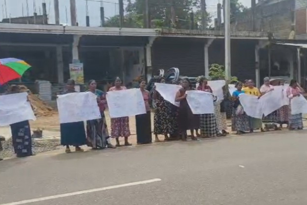 தமிழர் பகுதியில் இடமாற்றம் செய்யப்பட்ட ஆசிரியர் ; போராட்டத்தில் குதித்த பெற்றார்கள் | Teacher Transferred To Tamil Area