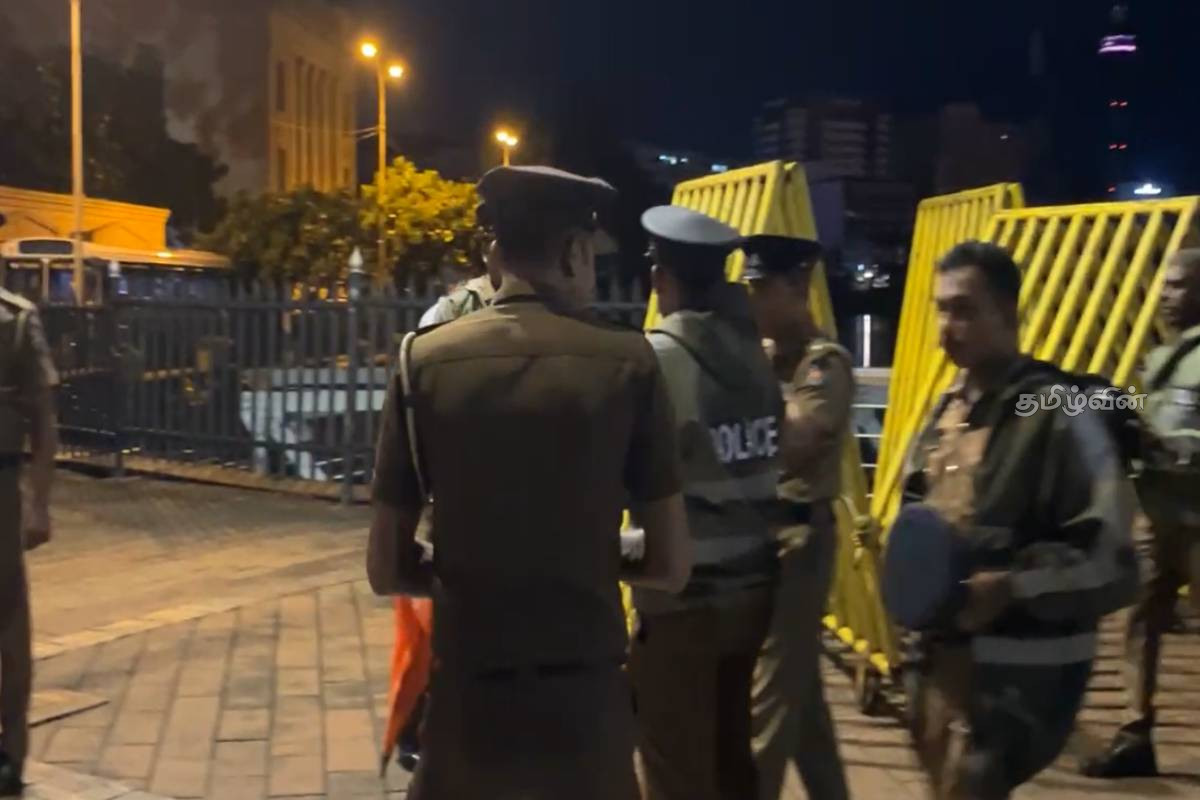 ஜனாதிபதி செயலகத்திற்கு வெளியே வீதி திறப்பு : தொடரும் பிக்குகளின் போராட்டம் | Protest By Buddhist Monks In Colombo ஜனாதிபதி செயலகத்திற்கு வெளியே வீதி திறப்பு : தொடரும் பிக்குகளின் போராட்டம் | Protest By Buddhist Monks In Colombo