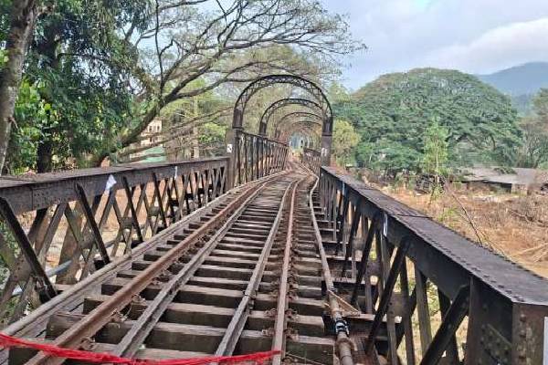 பேராதனை புகையிரத பாலம் புனரமைப்பு பணிகள் நிறுத்தம் ; புகையிரத நிலைய அதிபர்கள் சங்கம் குற்றச்சாட்டு | Peradeniya Railway Bridge Reconstruct Work Halted