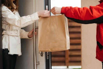 கனடாவில் உணவு விநியோகிப்போரை போன்று கொள்ளை; தீவிர தேடுதலில் பொலிஸார்!