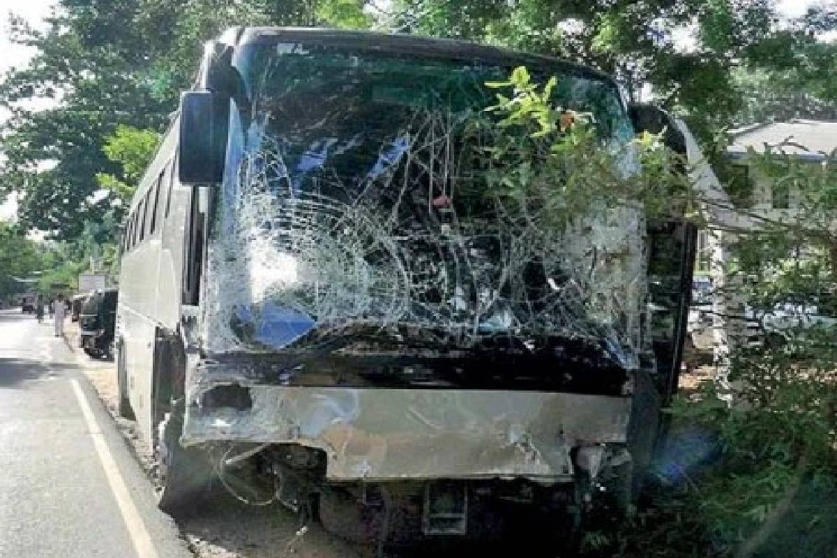 சொகுசு பேருந்தால் ஏற்பட்ட விபரீதம் : தம்புள்ள தேசிய பாடசாலை அதிபர் உயிரிழந்தார் | Dambulla National School Principal Dies சொகுசு பேருந்தால் ஏற்பட்ட விபரீதம் : தம்புள்ள தேசிய பாடசாலை அதிபர் உயிரிழந்தார் | Dambulla National School Principal Dies