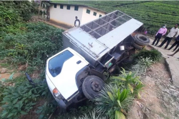 ලොරියක් මාර්ගයෙන් ඉවතට පෙරලී යයි.. රියදුරා ලොරියටම යට වී මරුට.(PHOTOS)