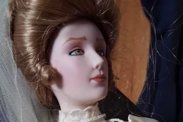 உலகின் பயங்கரமான பொம்மை., பிரித்தானியாவில் 17 ஆண்களை தாக்கிய மணப்பெண் பேய்.!