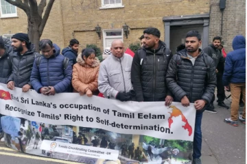 இலங்கை மக்களுக்கு ஆதரவாக லண்டனில் கறுப்பு தின போராட்டம்(Photo)