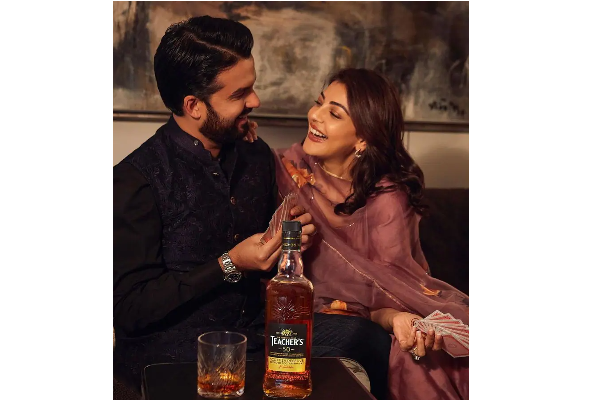 ஒரு பக்கம் மது பாட்டில், மறுபக்கம் கணவருடன் போஸ் கொடுத்த நடிகை காஜல் அகர்வால்.. புகைப்படத்தை பாருங்க | Kajal Agarwal With Viski Photo