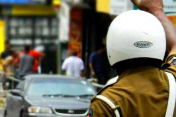 கொழும்பில் பொலிஸாரிடம் சிக்கிய சொகுசு கார்!