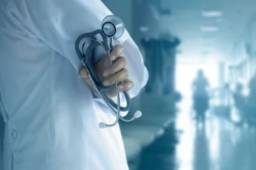 கிளிநொச்சி சுகாதார சேவைகள் பணிப்பாளரின் திடீர் இடமாற்றத்திற்கு கடும் எதிர்ப்பு