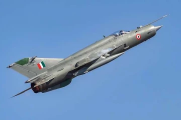 வீட்டின்மீது மோதிய போர் விமானம்: 3 பேர் பலியான சோகம்