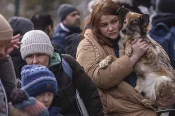 பிரிய மனமில்லாமல் பிராணிகளுடன் வெளியேறும் உக்ரைன் மக்கள்..!