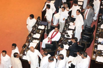 10 நாடாளுமன்ற உறுப்பினர்களுக்கு ஆப்பு