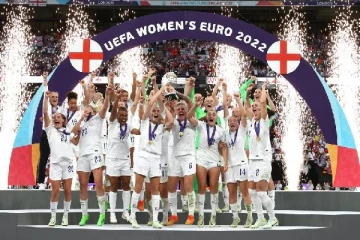 யூரோ கிண்ணத்தை தட்டித்தூக்கிய இங்கிலாந்தின் பெண் சிங்கங்கள்: படைத்த சாதனை