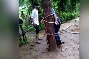 மனைவியை மரத்தில் கட்டி வைத்து கம்பால் தாக்கிய கணவர்