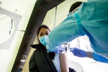 தடுப்பூசியால் ஆயிரக்கணக்கான கனேடிய மக்கள் எதிர்கொள்ளவிருக்கும் அச்சுறுத்தல்