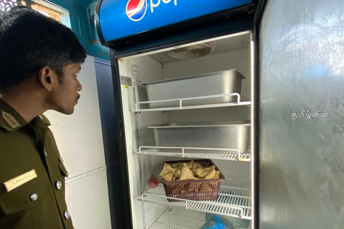 முல்லைத்தீவில் சுகாதார சீர்கேட்டுடன் இயங்கிய இரு உணவகங்களுக்கு எதிராக அதிரடி நடவடிக்கை | Action Taken Against Two Restaurants In Mullaitivu முல்லைத்தீவில் சுகாதார சீர்கேட்டுடன் இயங்கிய இரு உணவகங்களுக்கு எதிராக அதிரடி நடவடிக்கை | Action Taken Against Two Restaurants In Mullaitivu
