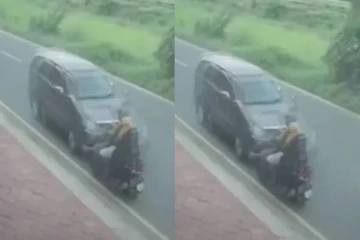 மின்னல் வேகத்தில் வந்த கார்: பல அடி தூரத்திற்கு தூக்கிவீசப்பட்ட பெண்..அதிர்ச்சி வீடியோ!