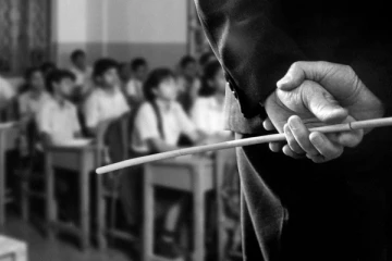 පාසල් දෙකක සිසුවියන් දෙදෙනෙකුට විදුහල්පතිවරුන්ගෙන් අමානුෂික පහර දීම් - සිසුවියකගේ පියාටත් පා පහරක්..