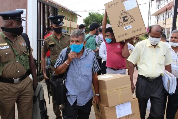 வாக்கு பெட்டிகளை எடுத்துச் செல்லும் செயற்பாடு ஆரம்பம்