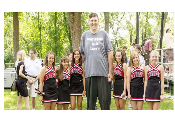 உலக சாதனை படைத்த ‘அமெரிக்காவில் மிக உயரமான மனிதர்’ மாரடைப்பால் திடீர் மரணம் | World Viral News