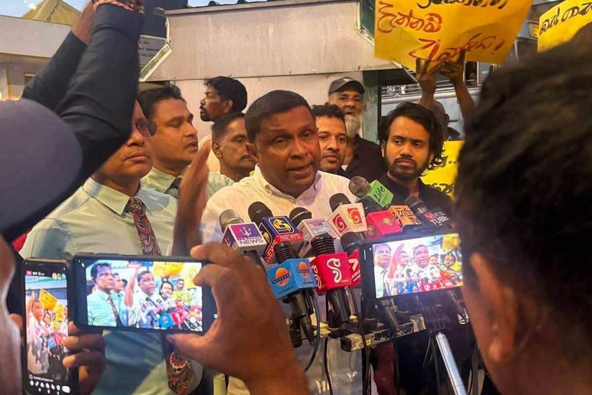 மீண்டும் பரபரப்பாகும் இலங்கை! அநுரவை வீட்டுக்கு அனுப்ப களமிறக்கப்பட்ட கும்பல்கள் | Akd Go Home Protest Started In Sri Lanka மீண்டும் பரபரப்பாகும் இலங்கை! அநுரவை வீட்டுக்கு அனுப்ப களமிறக்கப்பட்ட கும்பல்கள் | Akd Go Home Protest Started In Sri Lanka
