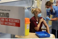 கொரோனா வைரஸ் இன்னும் எத்தனை ஆண்டுகள் நம்முடன் இருக்கும்? தடுப்பூசி உருவாக்கிய பைசர் நிறுவனத்தின் கணிப்பு