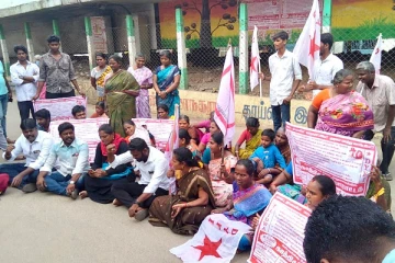 மண்டபம் முகாமிலிருந்து கைக்குழந்தையுடன் வெளியேற்றப்பட்ட குடும்பம் - நூற்றுக்கணக்கானோரின் எதிர்ப்பு போராட்டத்தால் பரபரப்பு!