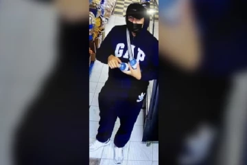 கனடாவில் நகை கொள்ளையில் ஈடுபட்ட நபரை தேடும் பொலிஸார்