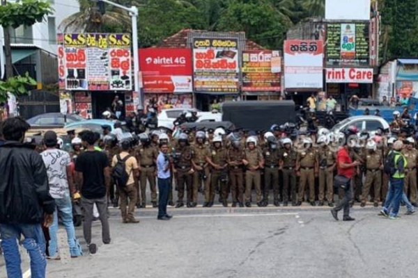 கொழும்பில் பெரும் அளவில் குவிக்கப்பட்ட பொலிஸார்! | Demonstration By University Students In Colombo