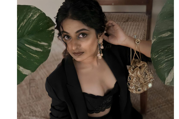 விருது விழாவிற்கு இப்படியொரு ஆடையில் 21 வயது நடிகை.. ஷாக்காகும் ரசிகர்கள் | Papanasam Actress Estheranil Latest Siima Photos