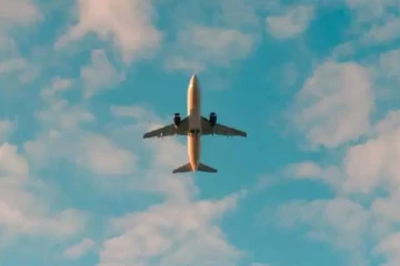 இலங்கை விமானம் 6½ மணிநேரம் தாமதம்: பயணிகள் தவிப்பு