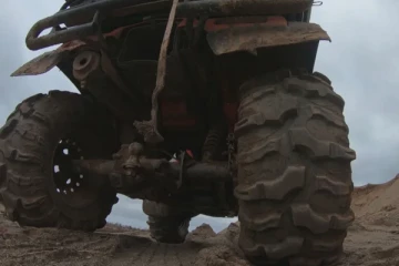 பள்ளத்தில் சரிந்த வாகனத்தில் சிக்கி இரவு முழுவதும் உயிருக்கு போராடிய நபர்