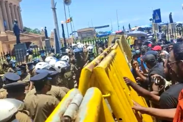கொழும்பில் சிறிலங்கா காவல்துறையினருக்கும் பொது மக்களுக்குமிடையில் முரண்பாடு! விண்ணதிரும் கோசங்கள்(காணொளி)