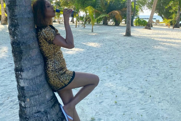 கையில் மதுபாட்டிலுடன் ரைஸா வெளியிட்ட சர்ச்சை புகைப்படம் | Raiza Latest Photoshoot