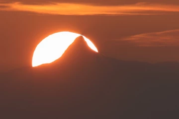 சிவனொளிபாத மலைக்கு பின்னால் சூரிய உதயம்: அதிகம் பகிரப்படும் புகைப்படங்கள்