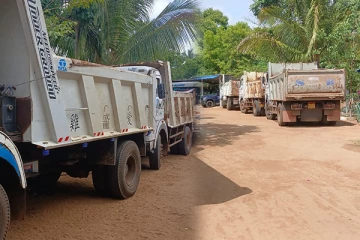 கிளிநொச்சியில் சட்டவிரோதமாக மணல் ஏற்றிய குற்றச்சாட்டில் நால்வர் கைது