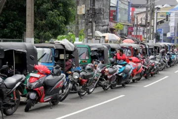 யாழில் வரிசையில் நிறுத்தப்பட்டிருந்த மோட்டார்சைக்கிளின் எரிபொருள் நிரப்பும் பகுதியில் கொட்டப்பட்ட மண்