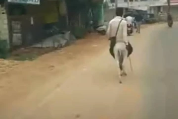 தினமும் கழுதை மீது அமர்ந்து வேலைக்குச் செல்லும் நபர்: என்ன காரணம் தெரியுமா