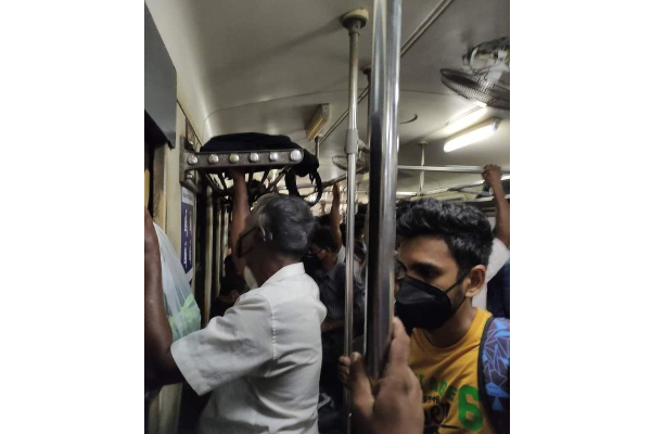 නිසොල්මනේ ඇහැරෙන මීළඟ කොරෝනා පොකුර (PHOTOS) | Covid 19 Update Sri Lanka Spread In Train
