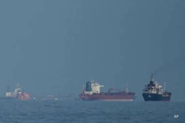 முதல் நாளிலேயே தடுமாறிய ட்ரம்பின் ஹார்முஸ் முற்றுகை... அதிரடியாகக் கடந்த ஈரான் கப்பல்கள்