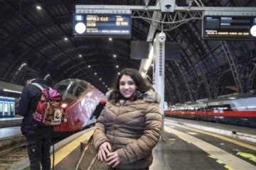 வேலைக்காக தினமும் 1300 கிலோமீற்றர் பயணம் செய்யும் பெண்!