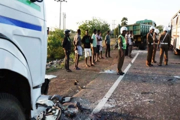 கோர விபத்தில் சிக்கிய குடும்பம் ; பலியான மகன்