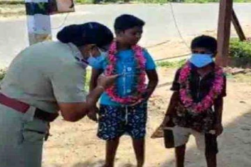 தெருவில் விளையாடி கொண்டிருந்த குழந்தைகளுக்கு பாடம் எடுத்த பெண் போலீஸ் அதிகாரி