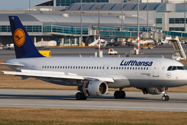 ஆட்குறைப்பு செய்யும் Lufthansa ; ஆயிரக்கணக்காணோரை வீடுகளுக்கு அனுப்ப திட்டம் | Lufthansa To Lay Off Staff Worldwide By 2030